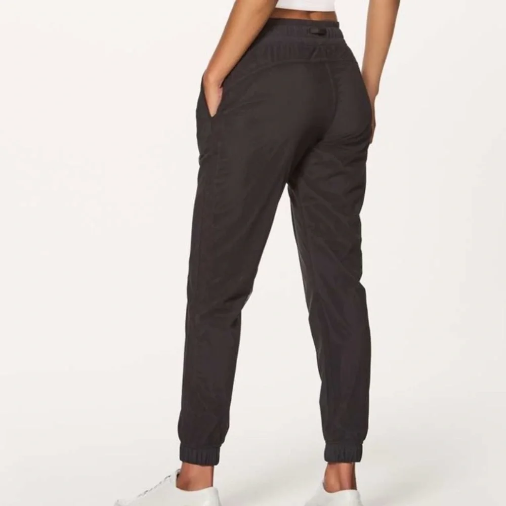 Lululemon black mesh overlay modern joggers